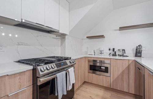 Capitol View 2 DC Townhouse Condo with Private Backyard and Garage Parking - Foto 23