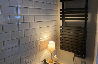 The Old Gallery - Charming Coastal Escape For Two - Photo 44