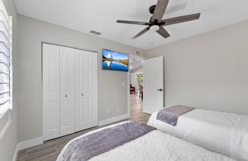 Modern Luxury Retreat in Naples - Photo 37