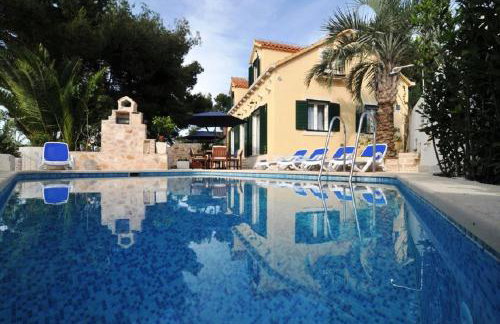 Deluxe Villa Sirena on the beach with Pool - Photo 42