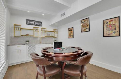 Luxury 7BR Buckhead Oasis w Pool Gameroom Firepit - Foto 5