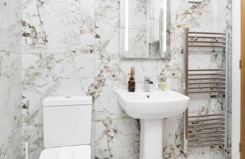 Four Bed House - Sleeps 7 - Garden - Parking - Smart TV 6COK - Photo 22