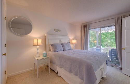 Scenic Smith Mountain Lake Getaway with Deck and Dock! - Foto 23