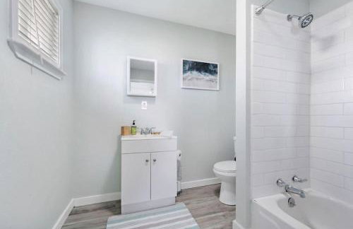 Cozy and charming getaway with deck, close to beach - Foto 22