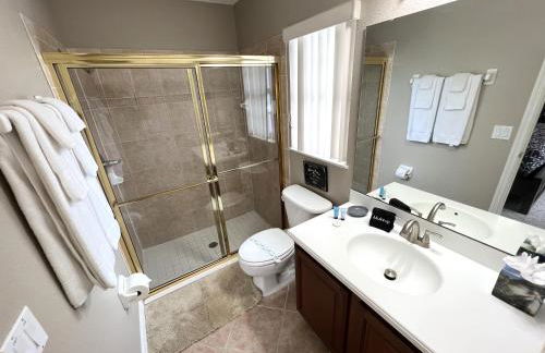 Magical Lakeview 4 Master Suites Pool Hot Tub BBQ Home Theater 2 Miles Disney - Foto 49