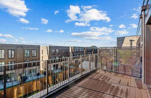 Amazing new built townhouse with garden in London - Photo 9