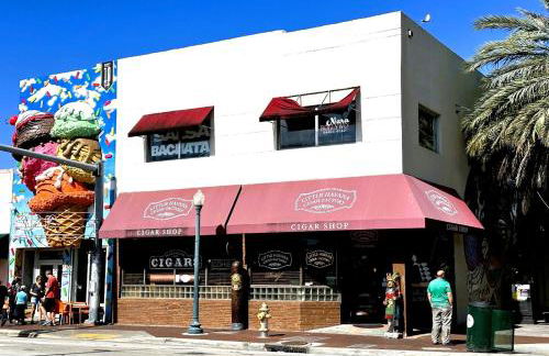 Balcony 2BR Apartment with Free Parking near Freedom Park & Brickell - Foto 51