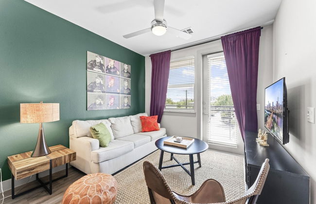 Luxe 1BR King Suite Close to Downtown w Fast Wifi - Foto 1