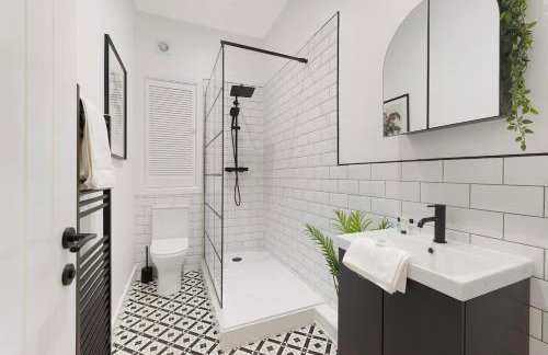 Convenient 2BR Stay on Gladstone Street Near Transport - Photo 4