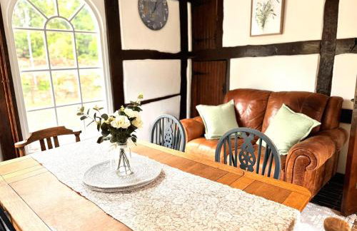 Stylish Tudor Cottage & Hot Tub - Photo 32