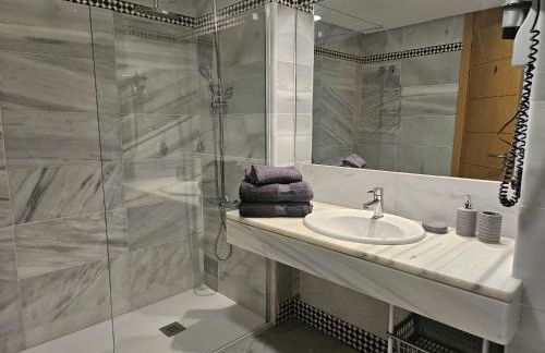 Moderno apto con vistas al puerto, aire acondicionado,wifi,piscina,fácil aparcamiento - Foto 11