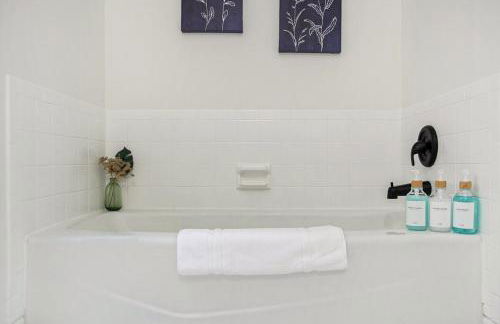 Cozy & Elegant Gem Fenced Yard BBQ & Games - Foto 29