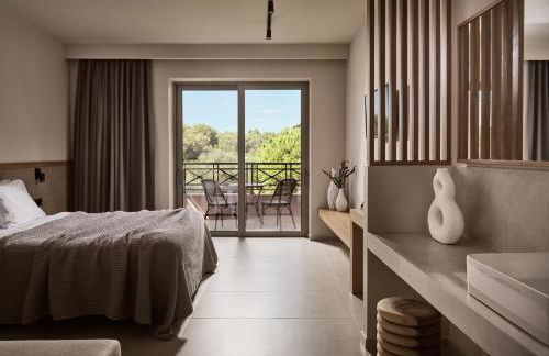 Alamis Hotel & Apartments - Photo 4