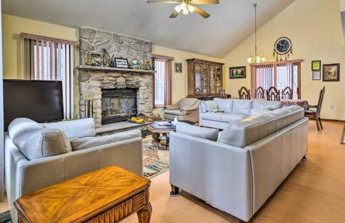 Hot Tub and Deck Pet-Friendly Poconos Getaway! - Foto 4