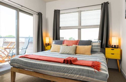 Chic 2BR • King Beds • Huge Patio • 95 Walk Score! - Foto 6