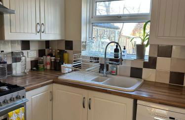 Cosy 2BR Home with Garden & Parking - Foto 8