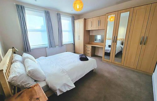 Roomy, comfortable Greater London home, sleeps 8 - Foto 1