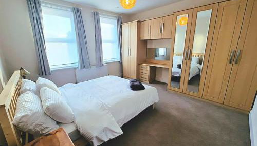 Roomy, comfortable Greater London home, sleeps 8 - Foto 1