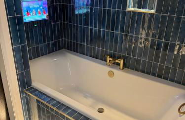 Large stylish home with Games room 5 bedroom sleeps 11 free WiFi and parking - Foto 20