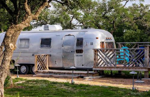 Newly Renovated Camper with Fresh Decor and Tiny Deck in Texas - Foto 14