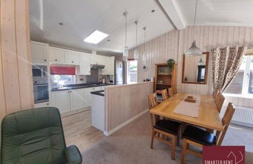 Milford on Sea - 4 Bedroom Lodge in Shorefield Country Park - Photo 3