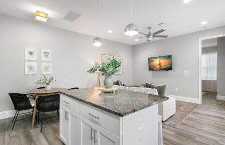 NEW! Canopy Cove, Luxury Downtown Apartment Near Main St - Foto 11