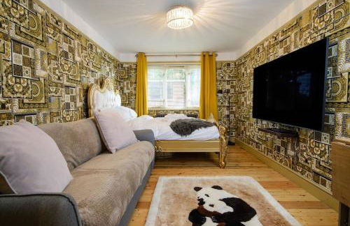 Deluxe 1 Bed Versace Hot Tub Sky TV Cinema Screen - Foto 8