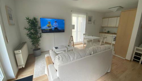 Stilvolles Apartment mit Balkon, Küche & Parkplatz - Waldstetten Zentrum - Foto 2