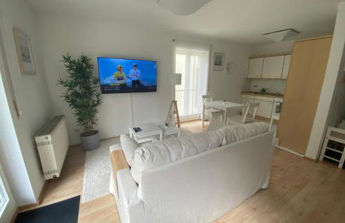 Stilvolles Apartment mit Balkon, Küche & Parkplatz - Waldstetten Zentrum - Foto 2