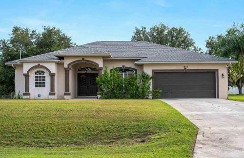 Tranquil & Spacious Family Retreat Swimming Pool - Foto 37