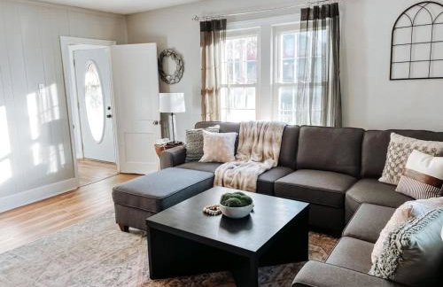 Large 4 Bedroom Home Close to Airport and IX Center - Foto 9