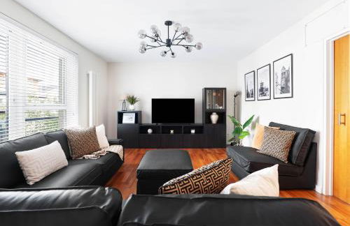 Central 2BR Park Royal Apartment with Balcony and Parking - Photo 19