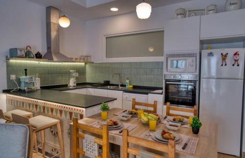 Stunning Home, AC, Beach, Backyard, 4 BR - Photo 8