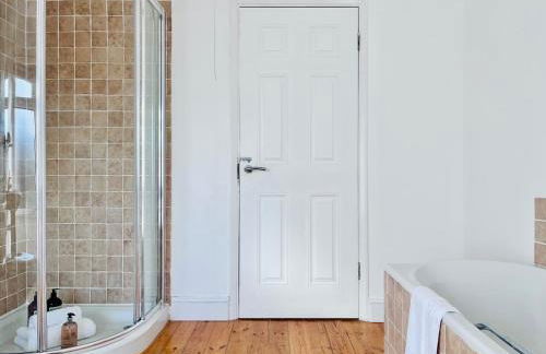 Charming End of Terrace Home with Garden - Foto 26