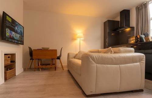 Luxury ground floor modern flat close to city with free parking - Photo 1