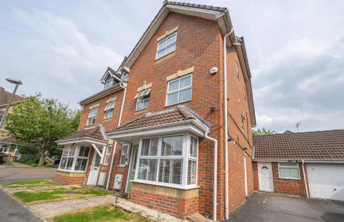 5 Min to Heathrow & Uxbridge Station with Parking - Photo 30