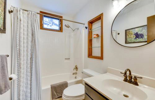 6 Mi to Skiing! Hot Tub Hideaway in Seven Devils - Foto 24