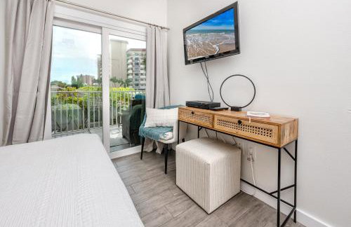 Redington Beach Retreat - Immaculate Beach Condo with Water Views, Pool, Hot Tub - Foto 25