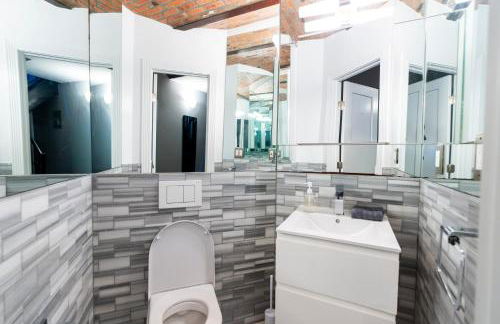 Elegant Central Park Suite - 4 Bedroom Self Check-In - Photo 33