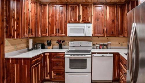 Cozy lakefront cabin with boat house and ramp on T - Photo 3