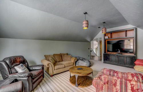 Camp 95 - Stunning Mountain Home - 4.5 Acres - Views - Hot Tub - Pet friendly - Private - Photo 31