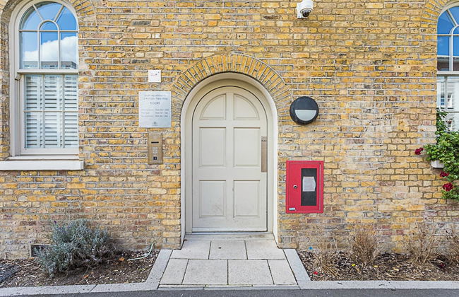 Contemporary Victorian Studio - Photo 26