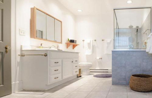 7BR Luxury Living 1st Floor Primary ABODEbucks - Foto 40