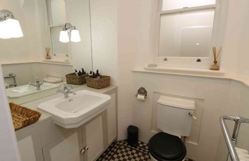 Perfect Retreat in Luxury & Historical Manor House - Photo 38