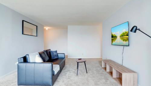 Family-Sized 3BR Retreat Minutes from Reagan National - Photo 2