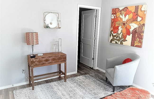 Private Bedroom Suite - Communal House near Integris Private - Photo 3