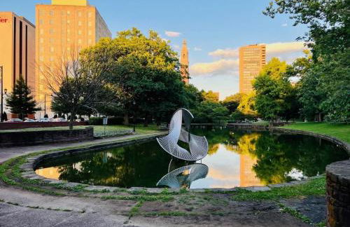 City Charm Walk to Trinity & Hospital with Parking - Foto 24