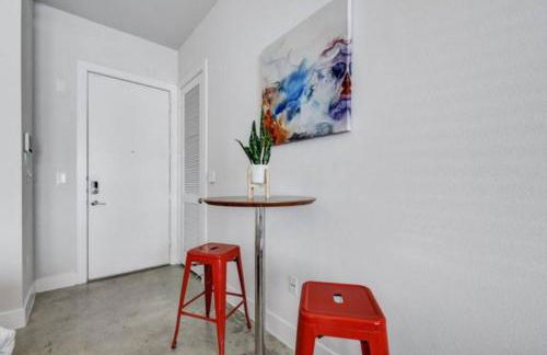 Vibrant Downtown Studio Wifi Pool Gym - Photo 19