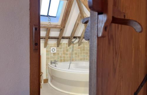 The Old Tractor Shed by inspirestays-com - Foto 34