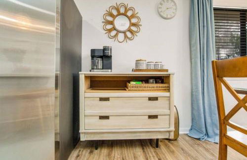 Woodsy Retreat, steps to Bay - Hot tub! - Foto 28